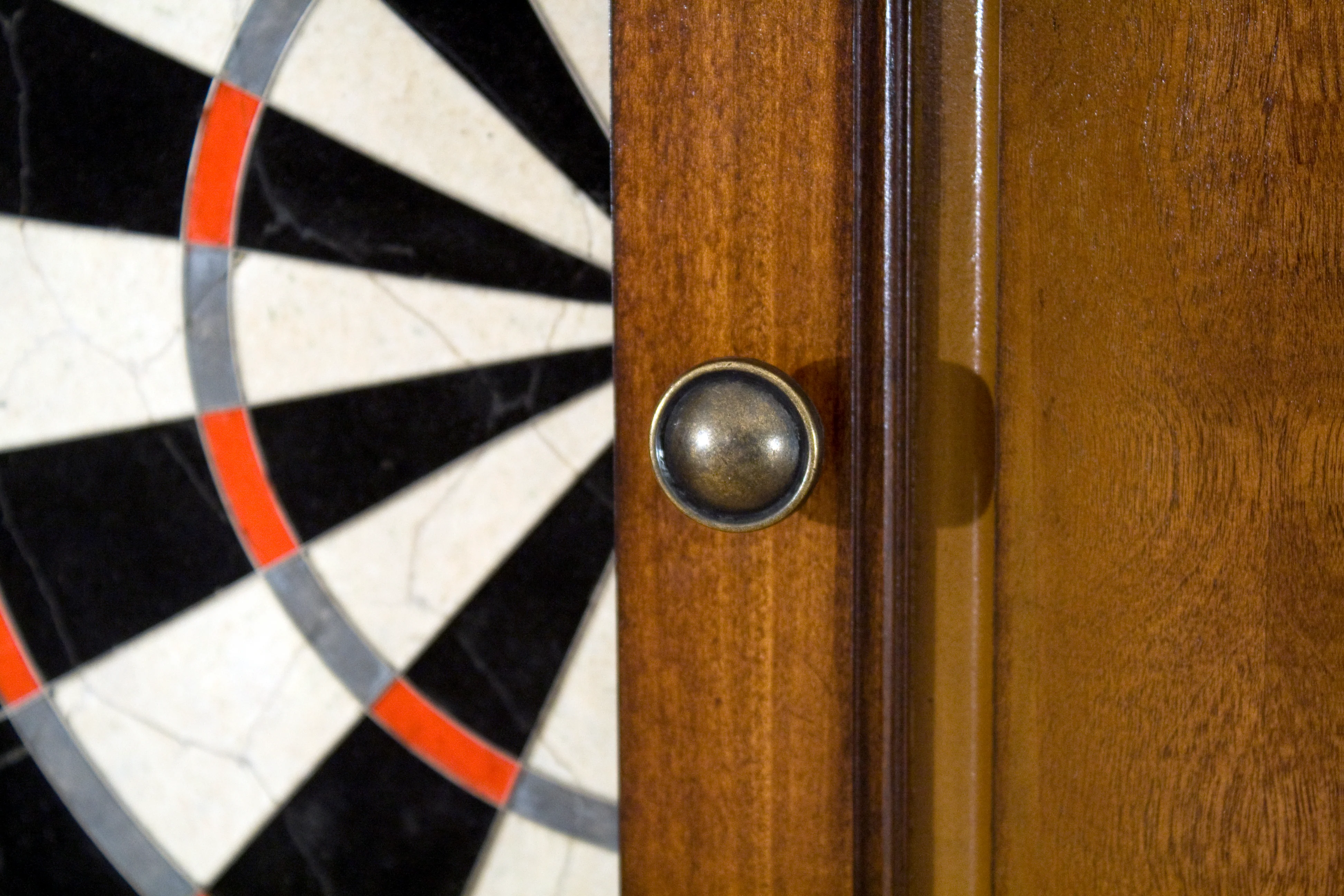 Sterling Dartboard Cabinet - Image 3